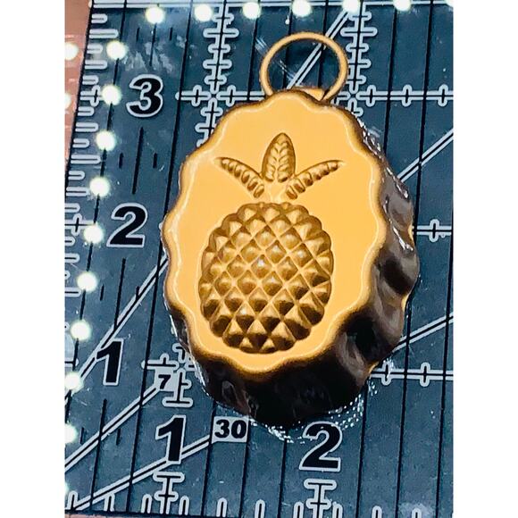 William Sonoma Set of Four Copper finish Pineapple Molds - Picture 6 of 11